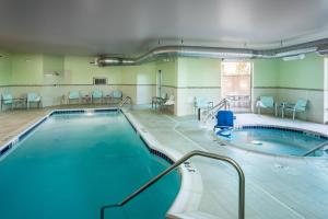 肯纳威克肯纳威克三城万豪春岭套房酒店的一个带桌椅的大型室内游泳池