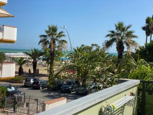 托尔托雷托Residence Playa的从棕榈树停车场的阳台上可欣赏到风景