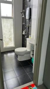 伯恩仓Sweet Homestay 3RM @ Penthouse Apartment in Brinchang的一间带卫生间、水槽和窗户的浴室