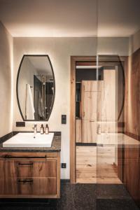 佩尔蒂绍Wagnerhof Apartments的一间带水槽和镜子的浴室