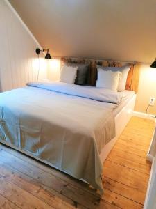 巴特尚道Haus Sandstein Glück Biedermann的一间卧室配有一张带白色床单的大床