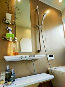 镰仓市Open House Sakurasakura - Kamakurayama - - Vacation STAY 14049的带淋浴的浴室,配有水槽和镜子