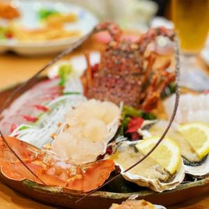 镰仓市Open House Sakurasakura - Kamakurayama - - Vacation STAY 14049的桌上一盘带海鲜的食品