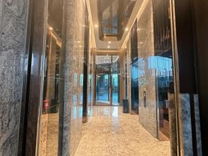 香港香港欧式装修豪华三室一厅的建筑中带有玻璃墙的走廊