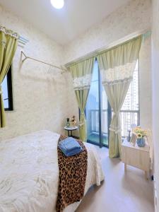 香港香港欧式装修豪华三室一厅的一间卧室配有一张带豹纹床罩的床。
