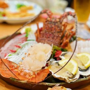 镰仓市Open House Sakurasakura - Kamakurayama - - Vacation STAY 14047的桌上一盘带海鲜的食品