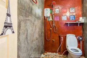 清莱纳拉克奥度假酒店的浴室设有卫生间,并画有艾菲尔铁塔。