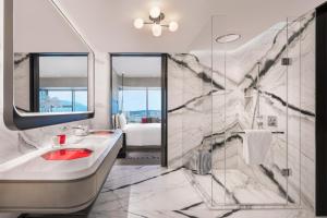 厦门厦门W酒店（尊享欢乐时光礼遇）的带浴缸、水槽和镜子的浴室