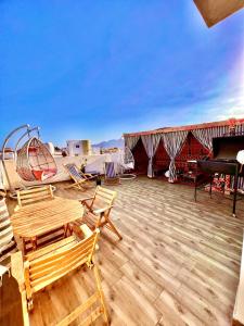 达哈布Elite Residence Dahab的一个带椅子的庭院和一个屋顶游乐场