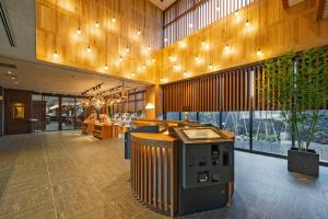 高山hotel around TAKAYAMA, Ascend Hotel Collection的一间拥有木墙的餐厅、一个大堂和酒吧