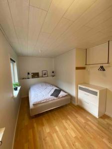 克拉克斯维克Cozy apartment in Klaksvík的一间卧室配有一张床,铺有木地板