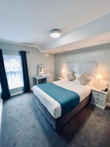 都柏林贝雷斯福德酒店的一间卧室设有一张大床和一个大窗户