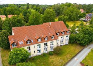 巴德克洛斯特尔劳斯尼茨Vision - Apartment - Bad Klosterlausnitz的享有红色屋顶的大建筑的空中景致