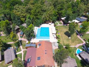 费特希耶Suna Village Hotel & Bungalow Fethiye的享有庭院游泳池的顶部景色