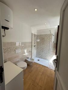 阿尔盖罗Ninfa Alghero的带淋浴、卫生间和盥洗盆的浴室