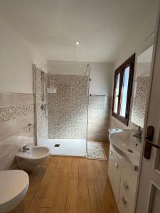 阿尔盖罗Ninfa Alghero的带淋浴、卫生间和盥洗盆的浴室