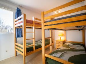 阿格德角Holiday Home Les Lavandines 1-6 by Interhome的一间卧室设有两张双层床和一扇窗户。