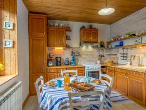 洛基雷克Holiday Home Bleue - LOQ206 by Interhome的厨房配有餐桌和食物