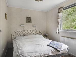穆塔拉Chalet Västanvik Snickarhagen - OST047 by Interhome的卧室配有白色的床和窗户