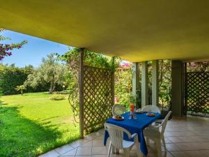 NotteriHoliday Home Carlo-4 by Interhome的庭院里设有一张蓝色的桌子和椅子,并带有栅栏