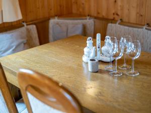 迪蒂斯豪森Holiday Home Romeo by Interhome的一张木桌,上面放有酒杯