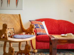 迪蒂斯豪森Apartment F 32 by Interhome的客厅设有红色沙发和玩具动物