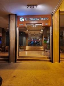 丹吉尔El Oumnia Puerto & Spa的带有酒店标志的购物商场的入口