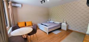 姆茨赫塔GuestRoom KOKO的小房间设有一张床和一张桌子