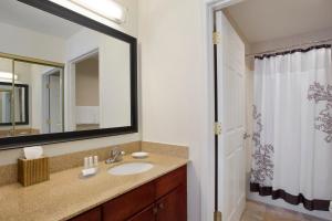 乔普林乔普林旅居酒店的一间带水槽和镜子的浴室