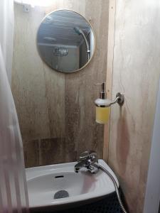 苏利纳Corabia Santa Marina的一间带水槽和镜子的浴室