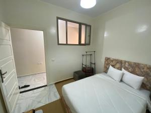 达赫拉Dakhla sky blue的卧室配有白色的床和镜子