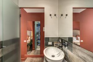 罗马Telier Tomacelli的一间带卫生间和镜子的浴室