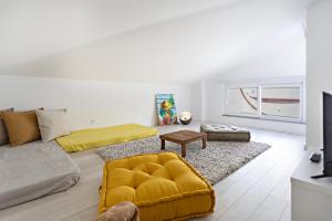 塔维拉Special Cabanas的客厅配有黄色的沙发和桌子