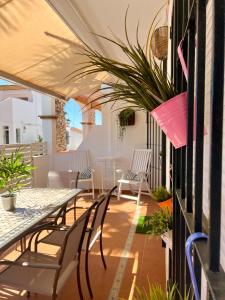 厄尔-汝姆披多Casa El Faro的一个带桌椅和植物的庭院
