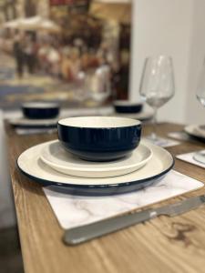 LitherlandThe Bootle House的桌上盘子上的蓝色碗