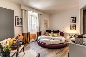 罗马Telier Tomacelli的一间卧室设有一张床和一个窗口