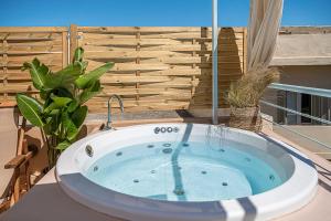 干尼亚Artemide city places _Leon tiny suite的浴缸位于阳台顶部
