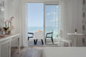 里乔内Hotel Mediterraneo的一间卧室设有海景客房