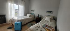 巴尔内阿利奥埃尔康多尔Marina El Condor的一间卧室设有两张床和窗户。