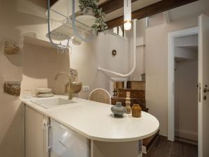 干尼亚Artemide city places _Leon tiny suite的厨房配有白色的柜台和水槽