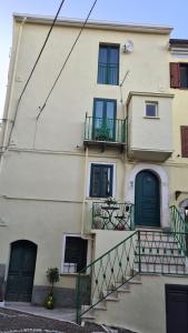 Santa Maria del MoliseIl Campanile的一座设有楼梯和阳台的建筑