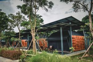 Ban Cha-omCountry Cafe & Camping的黑色屋顶现代房屋