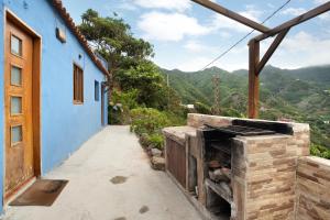 圣克鲁斯-德特内里费Casa Azul del Roque Negro的一座山间房子内的石头壁炉