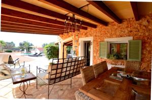科斯提克斯Casa con piscina en bonito entorno Mia的一个带桌椅的庭院和一座建筑