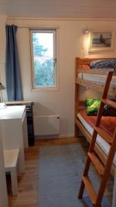 LyckeTofte Guesthouse nära hav, bad och Marstrand的客房设有两张双层床和一扇窗户。