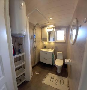 LyckeTofte Guesthouse nära hav, bad och Marstrand的一间带卫生间和水槽的小浴室