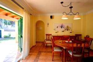 坎帕斯蒂利亚Bonito chalet con piscina cerca del mar的一间带桌椅的用餐室