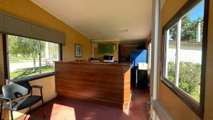 埃尔基斯科Cabañas Huallilemu Norte - Caja Los Andes的办公室,带吧台、椅子和窗户