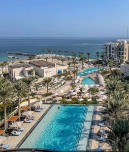 富查伊拉Address Resort Apartments Fujairah - 2 bedroom apartment的享有带游泳池的度假村的空中景致