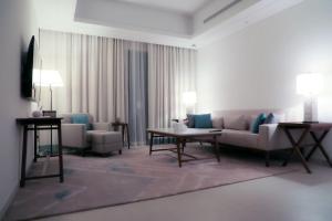 富查伊拉Address Resort Apartments Fujairah - 2 bedroom apartment的客厅配有沙发和桌子